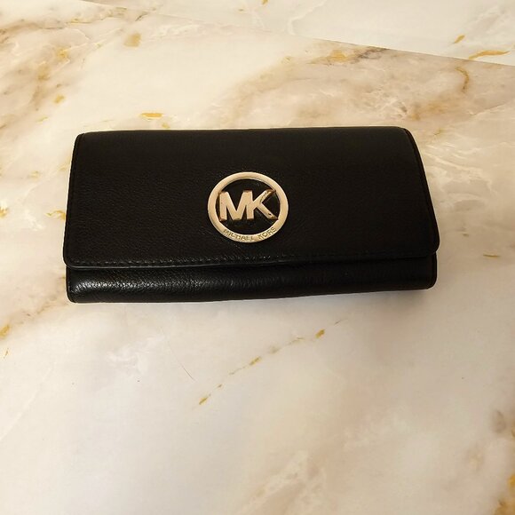 MICHAEL Michael Kors Handbags - Michael Kors Black Wallet with Snap Closure